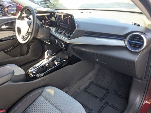 Used 2025 Chevrolet Trax LT w/ LT Convenience Package image 30