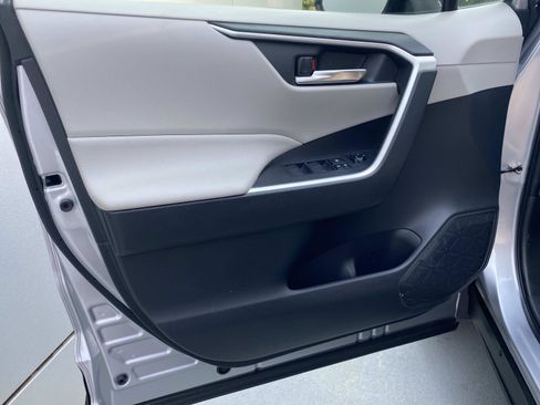 Used 2019 Toyota RAV4 XLE w/ Convenience Package FWD image 16