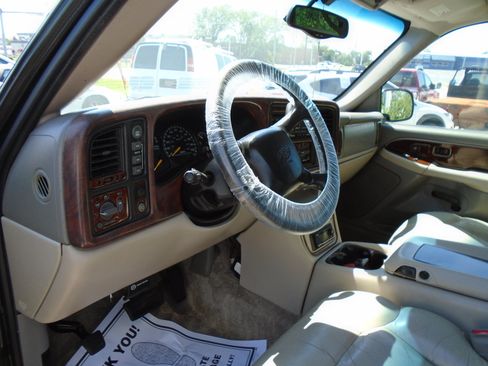 Used 2001 Chevrolet Suburban 2500 LT w/ LT Preferred Equipment Group AWD/4WD image 8