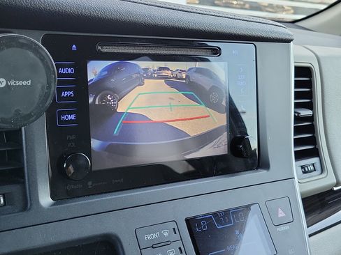 Used 2017 Toyota Sienna XLE Premium image 33