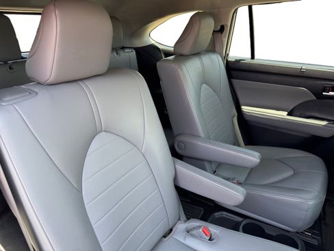 Used 2022 Toyota Highlander XLE FWD image 18