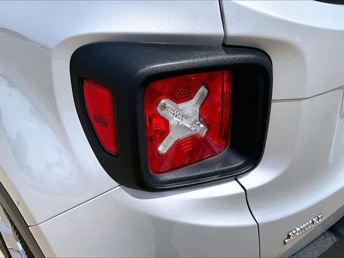 Used 2018 Jeep Renegade Latitude FWD image 27