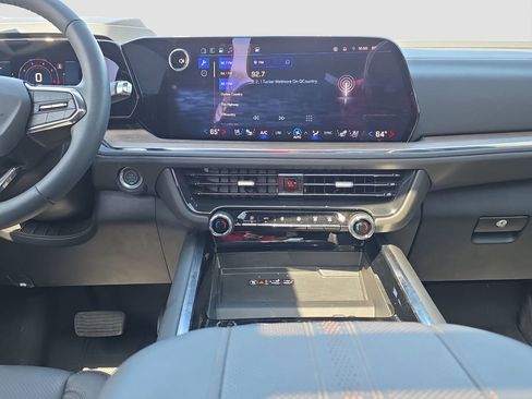 Used 2025 Chevrolet Tahoe High Country AWD/4WD image 14