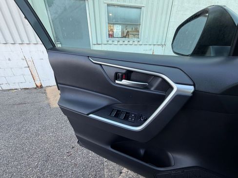 Used 2025 Toyota RAV4 XLE w/ Convenience Package image 18
