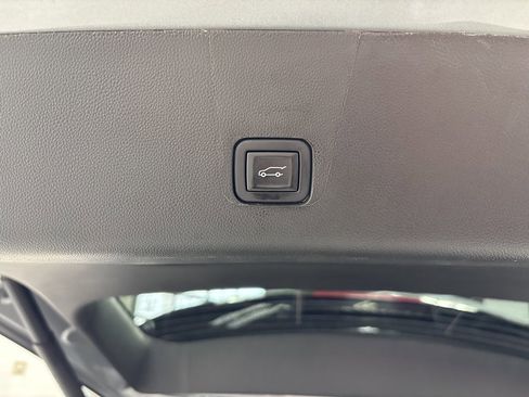 Used 2023 Chevrolet Traverse LT w/ Rear Camera Mirror Package image 39