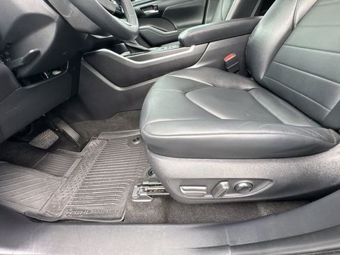 Used 2023 Toyota Highlander XLE AWD/4WD image 20