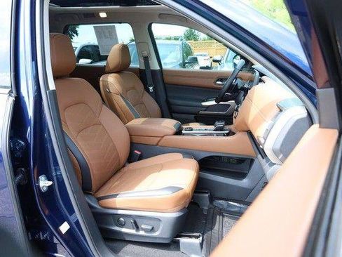 Used 2025 Nissan Pathfinder Platinum AWD/4WD image 32