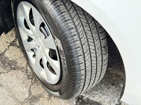 Used 2021 Toyota Corolla LE image 62