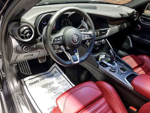 Used 2022 Alfa Romeo Giulia Veloce AWD/4WD image 13
