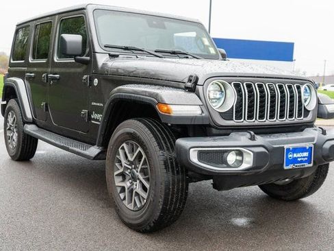 Used 2024 Jeep Wrangler Unlimited Sahara w/ Technology Group AWD/4WD image 4