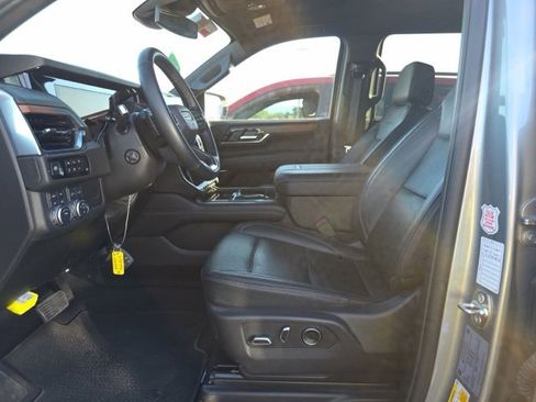 Used 2025 GMC Yukon XL Denali image 3