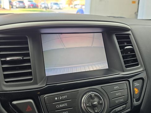 Used 2017 Nissan Pathfinder SV image 21