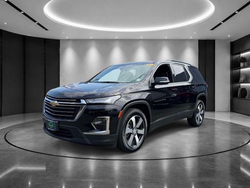Used 2023 Chevrolet Traverse LT w/ LT Premium Package AWD/4WD image 1