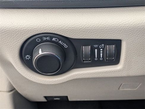 Used 2021 Chrysler Voyager Lxi image 16