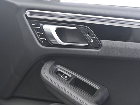 Certified 2023 Porsche Macan AWD/4WD image 21