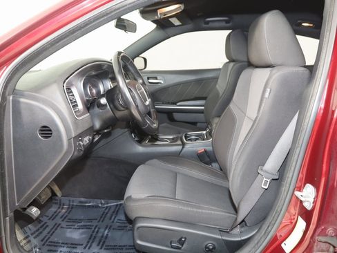 Used 2019 Dodge Charger SXT image 9