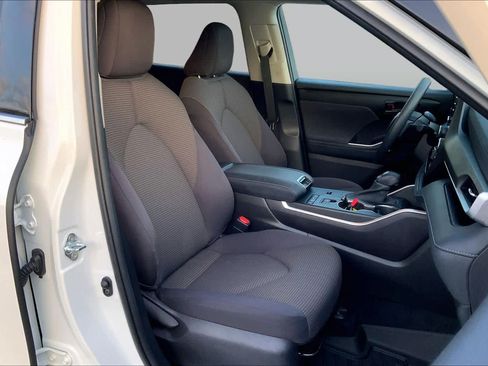 Used 2021 Toyota Highlander L FWD image 8
