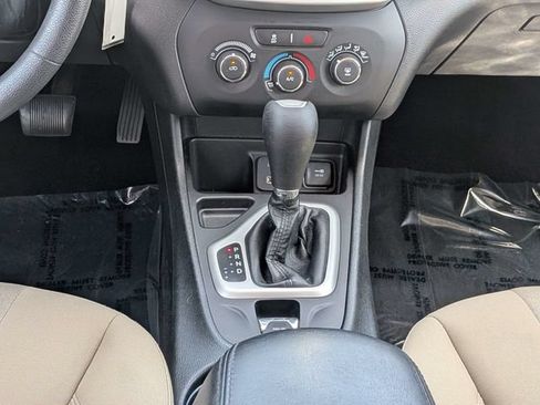 Used 2018 Jeep Cherokee Latitude FWD image 19