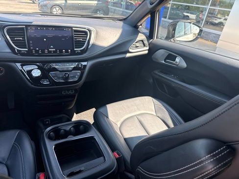 Used 2024 Chrysler Pacifica Limited FWD image 34