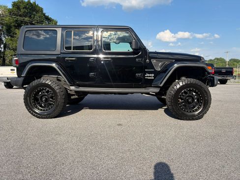 Used 2019 Jeep Wrangler Unlimited Sahara AWD/4WD image 4