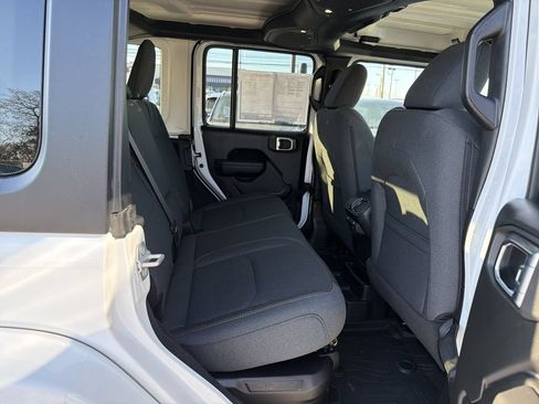 Used 2024 Jeep Wrangler Unlimited w/ Convenience Group AWD/4WD image 18