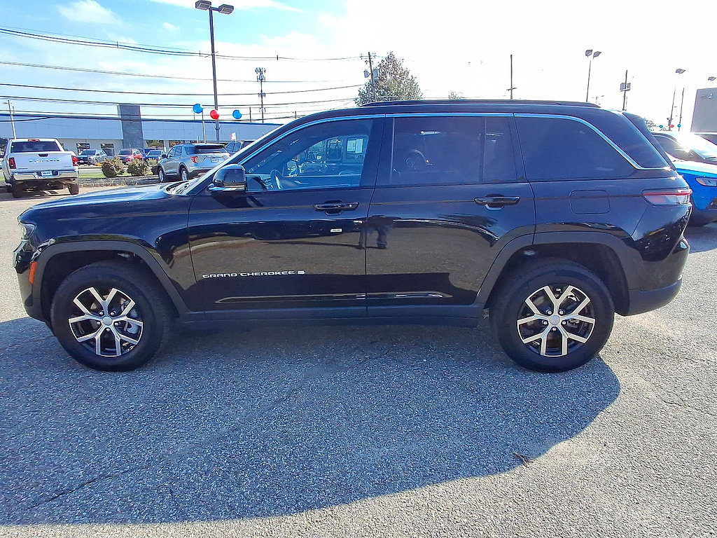 Certified 2025 Jeep Grand Cherokee Limited w/ Trailer Tow Package AWD/4WD image 5