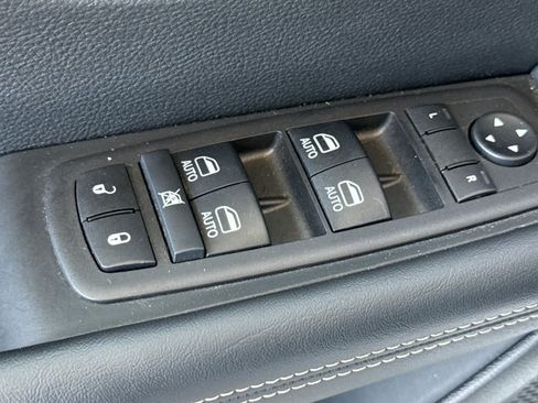 Used 2025 Chrysler Pacifica Select FWD image 12