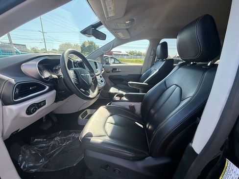 Used 2023 Chrysler Pacifica Touring-L FWD image 12