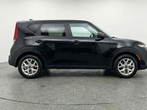 Used 2025 Kia Soul LX w/ LX Technology Package FWD image 11