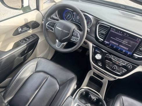 Used 2023 Chrysler Pacifica Touring-L FWD image 32