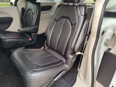Used 2024 Chrysler Pacifica Touring-L FWD image 25