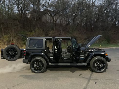 Used 2023 Jeep Wrangler Unlimited Sahara w/ Cold Weather Group image 37