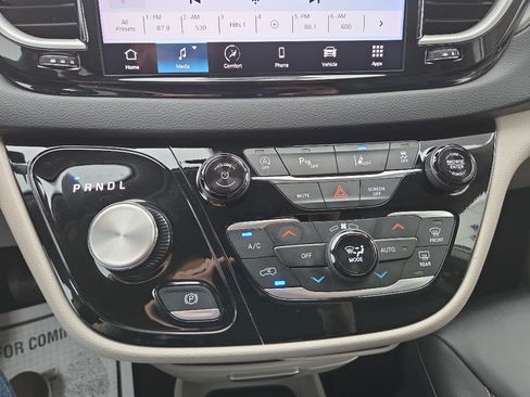 Used 2024 Chrysler Pacifica Touring-L FWD image 27
