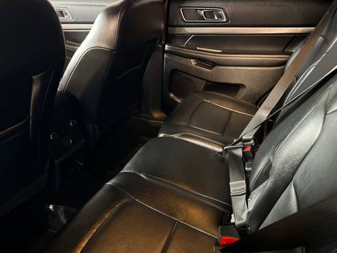 Used 2018 Ford Explorer XLT w/ Equipment Group 202A image 5