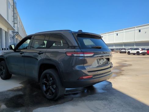 Used 2024 Jeep Grand Cherokee Limited w/ Black Appearance Package image 8