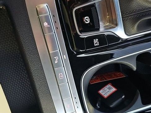 Used 2023 Kia Carnival EX image 27