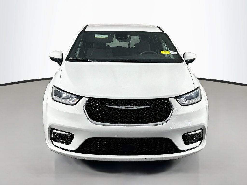 Used 2023 Chrysler Pacifica Touring FWD image 2