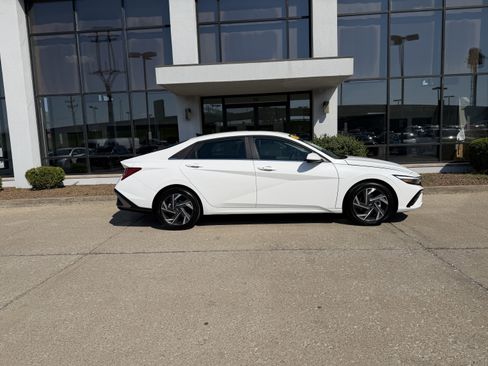 Certified 2025 Hyundai Elantra SEL FWD image 3