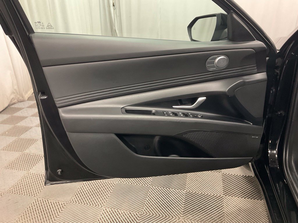 Used 2025 Hyundai Elantra Limited FWD image 16