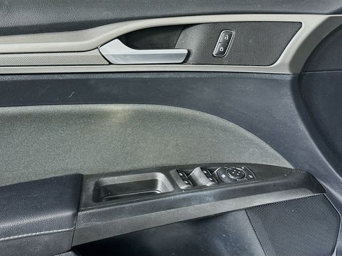 Used 2020 Ford Fusion SE FWD image 15