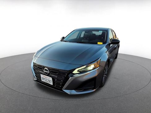 Used 2025 Nissan Altima 2.5 SV image 4