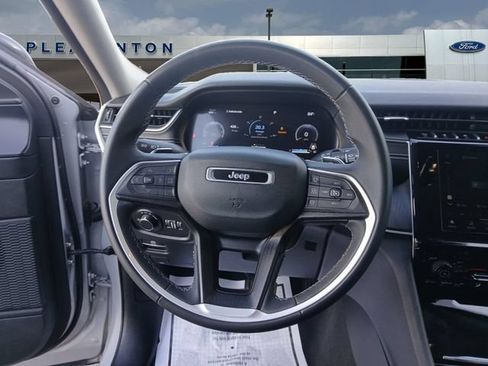 Used 2024 Jeep Grand Cherokee Laredo RWD image 12