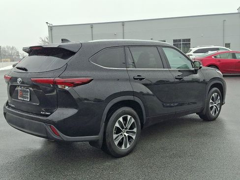 Used 2025 Toyota Highlander XLE image 7