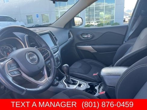Used 2017 Jeep Cherokee Latitude w/ Cold Weather Group AWD/4WD image 11