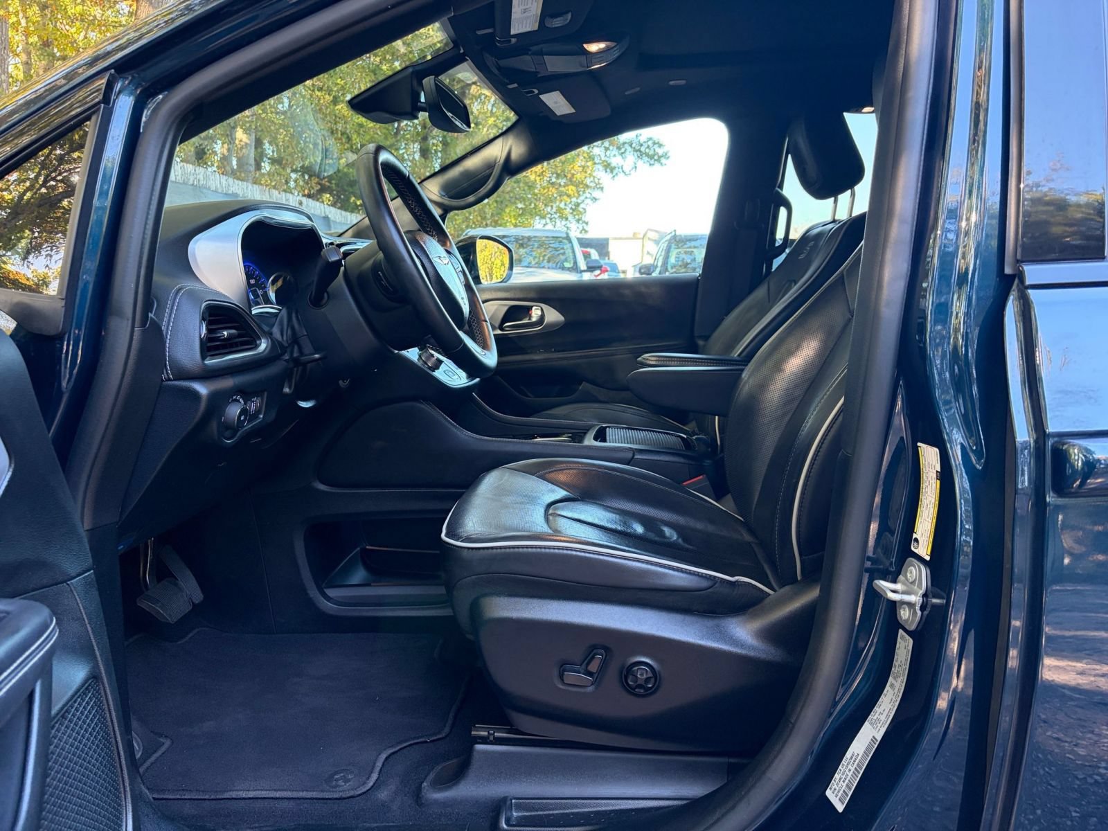 Used 2025 Chrysler Pacifica Limited FWD image 29