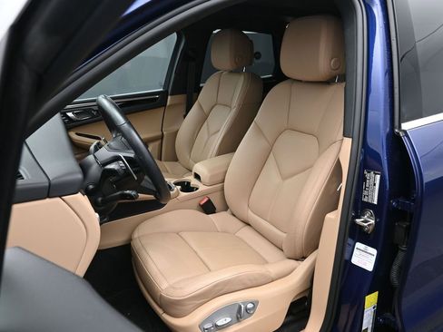 Certified 2024 Porsche Macan image 5