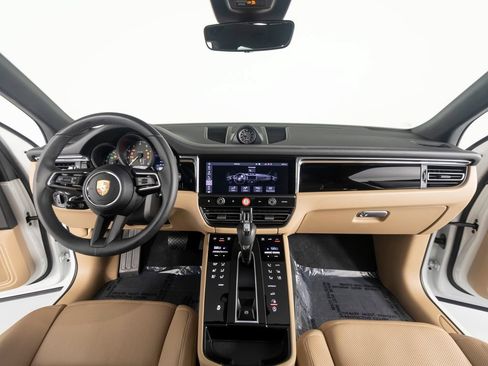 Certified 2026 Porsche Macan AWD/4WD image 31