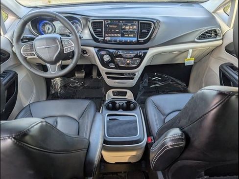 Used 2024 Chrysler Pacifica Touring-L image 17