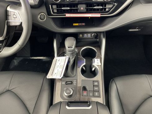 New 2026 Toyota Highlander Platinum image 13
