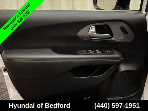 Used 2025 Chrysler Pacifica Select FWD image 11